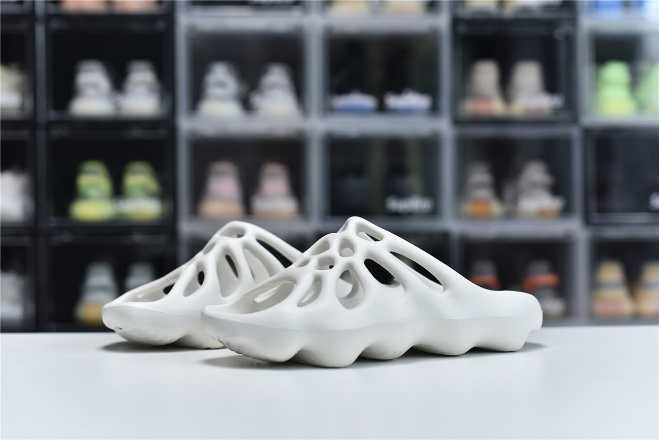 Adidas Yeezy Crocs Clog Slipper White (3) - www.newkick.org