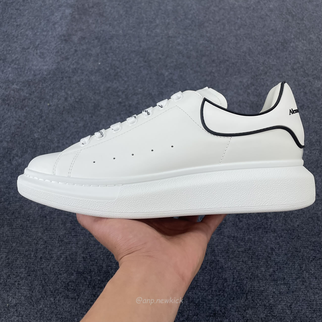 Alexander Mcqueen Oversized Sneaker White Black 625156 Whxmt 9074 (8) - www.newkick.org Alexander Mcqueen Oversized Sneaker White Black 625156 Whxmt 9074 (8) - www.newkick.org