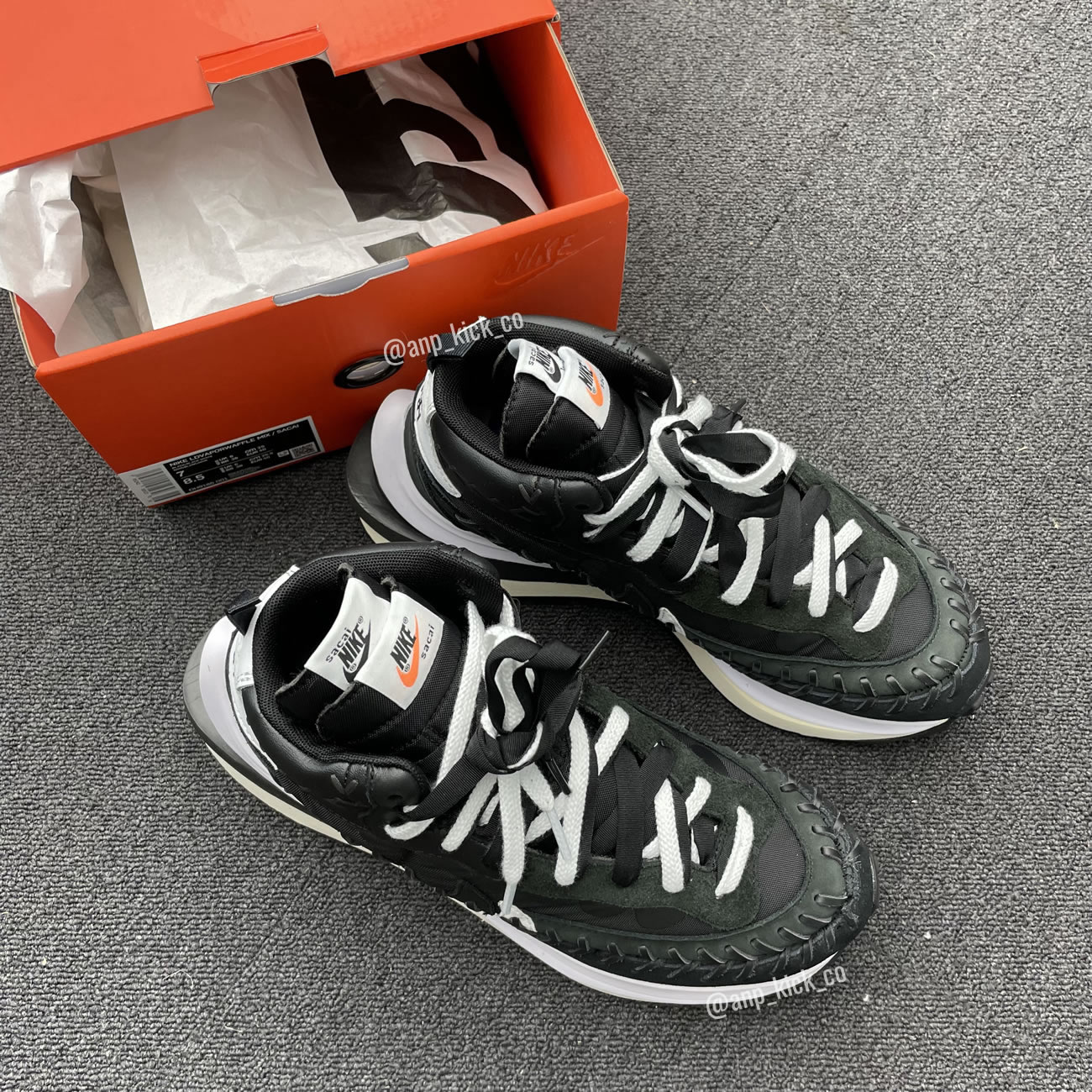 Sacai Nike Vaporwaffle Jean Paul Gaultier Black White Anpkick Dh9186 001 (11) - www.newkick.org