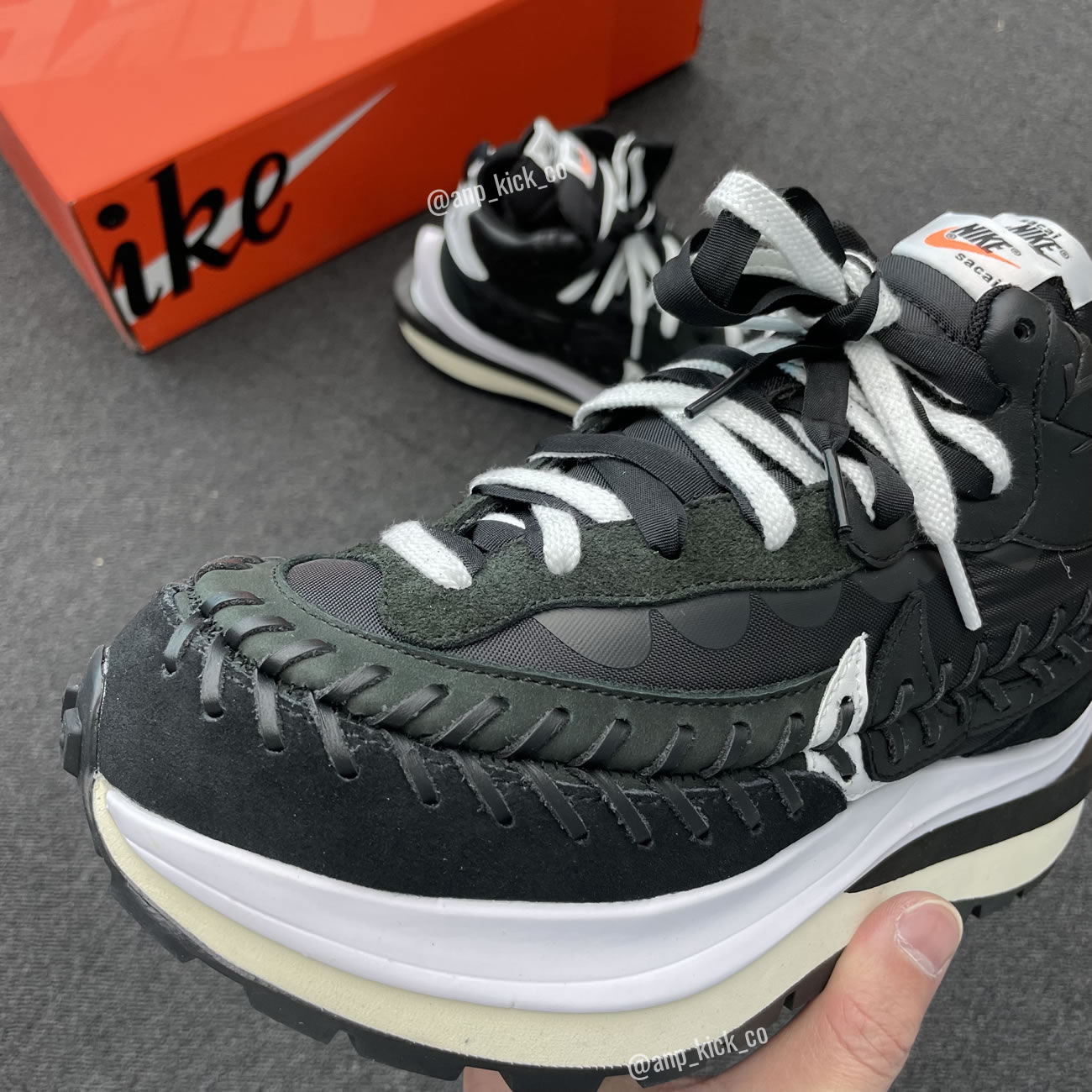 Sacai Nike Vaporwaffle Jean Paul Gaultier Black White Anpkick Dh9186 001 (2) - www.newkick.org