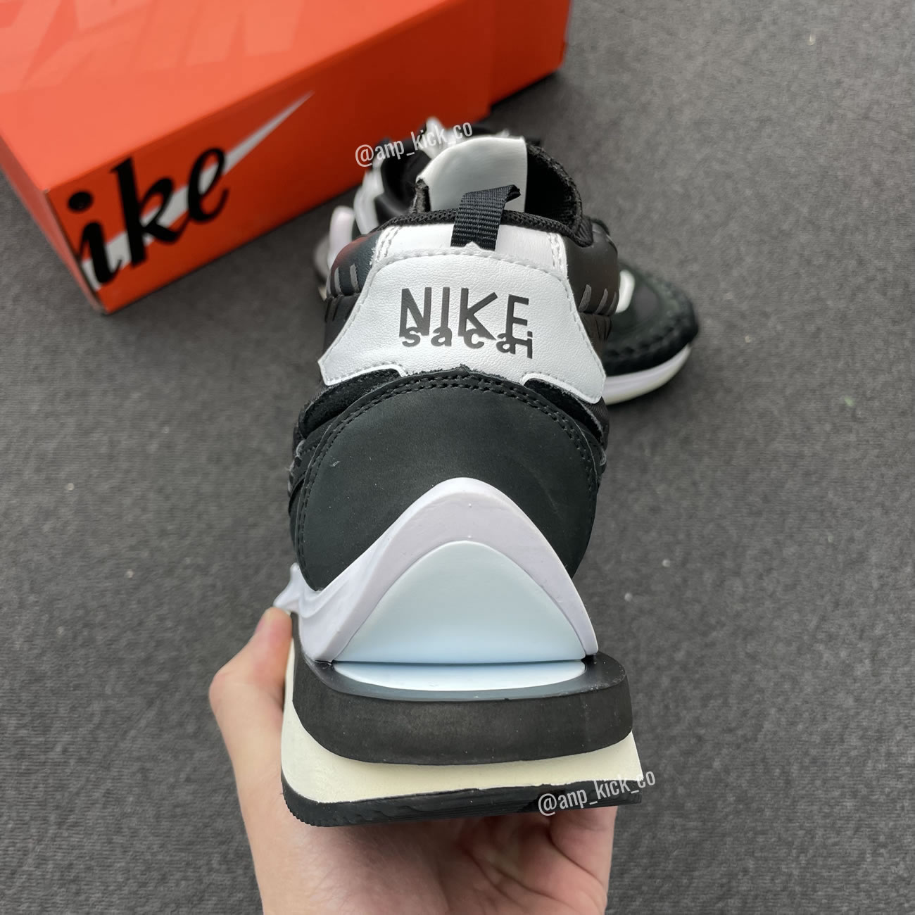 Sacai Nike Vaporwaffle Jean Paul Gaultier Black White Anpkick Dh9186 001 (4) - www.newkick.org