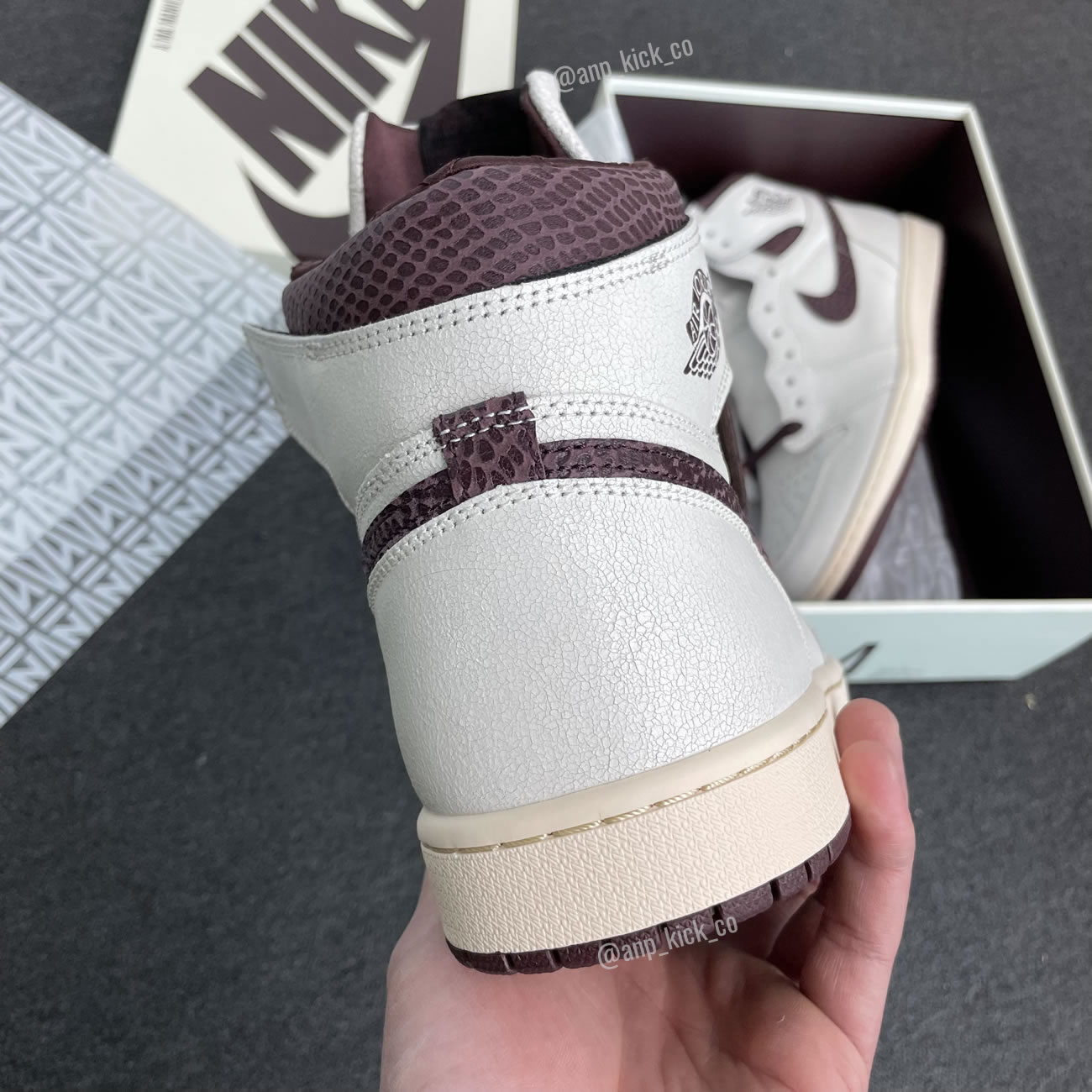 A Ma Maniere Air Jordan 1 High Og Sail And Burgundy Anpkick Do7097 100 (7) - www.newkick.org A Ma Maniere Air Jordan 1 High Og Sail And Burgundy Anpkick Do7097 100 (7) - www.newkick.org