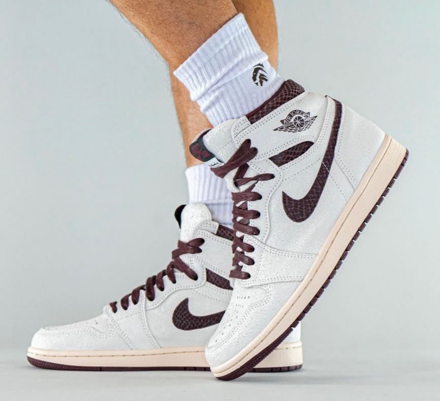 A Ma Maniere Air Jordan 1 High Og Sail And Burgundy Do7097 100 On Feet (2) - www.newkick.org A Ma Maniere Air Jordan 1 High Og Sail And Burgundy Do7097 100 On Feet (2) - www.newkick.org