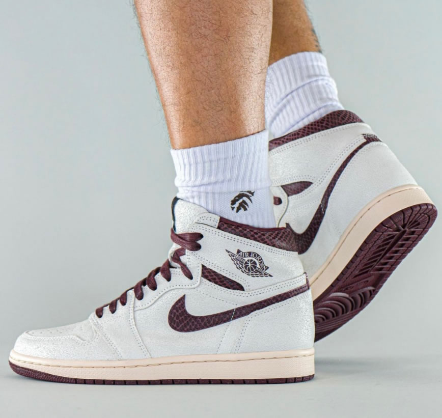 A Ma Maniere Air Jordan 1 High Og Sail And Burgundy Do7097 100 On Feet (4) - www.newkick.org A Ma Maniere Air Jordan 1 High Og Sail And Burgundy Do7097 100 On Feet (4) - www.newkick.org