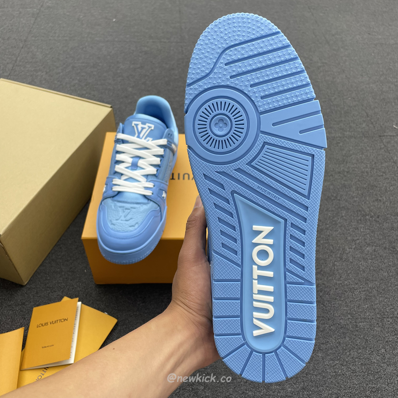Louis Vuitton Trainer Blue Embossed Monogram (5) - www.newkick.org