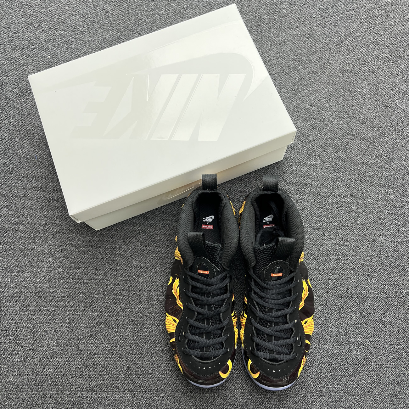Nike Air Foamposite One Supreme Black Red 652792 001 600 (10) - www.newkick.org