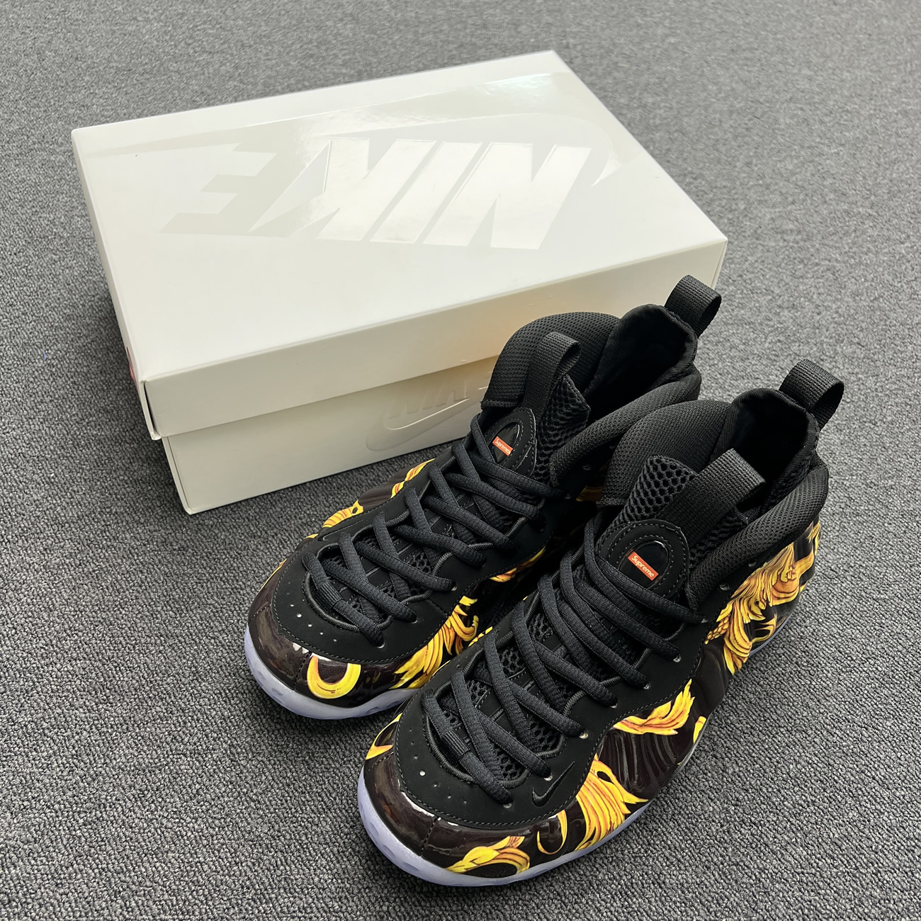 Nike Air Foamposite One Supreme Black Red 652792 001 600 (2) - www.newkick.org