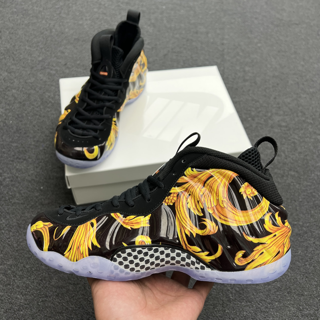 Nike Air Foamposite One Supreme Black Red 652792 001 600 (5) - www.newkick.org