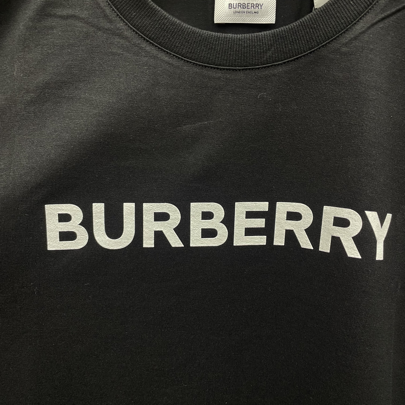 Burberry Logo Print Cotton Oversized T Shirt Black Blue White Aw22 (2) - www.newkick.org Burberry Logo Print Cotton Oversized T Shirt Black Blue White Aw22 (2) - www.newkick.org