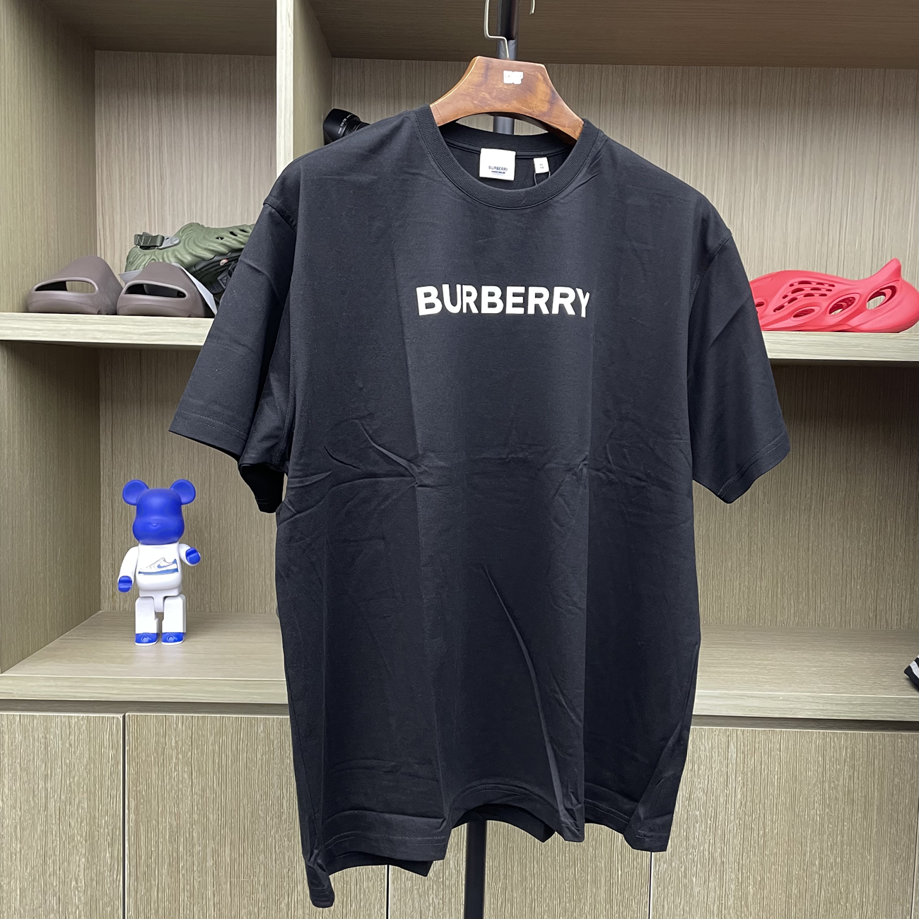 Burberry Logo Print Cotton Oversized T Shirt Black Blue White Aw22 (4) - www.newkick.org Burberry Logo Print Cotton Oversized T Shirt Black Blue White Aw22 (4) - www.newkick.org