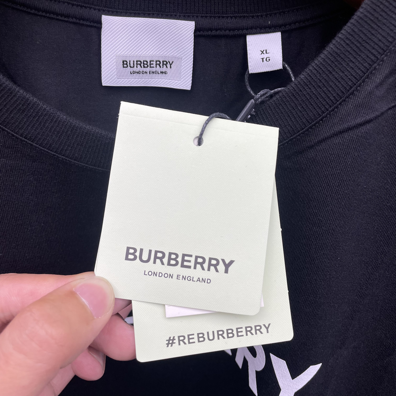 Burberry Logo Print Cotton Oversized T Shirt Black Blue White Aw22 (8) - www.newkick.org Burberry Logo Print Cotton Oversized T Shirt Black Blue White Aw22 (8) - www.newkick.org