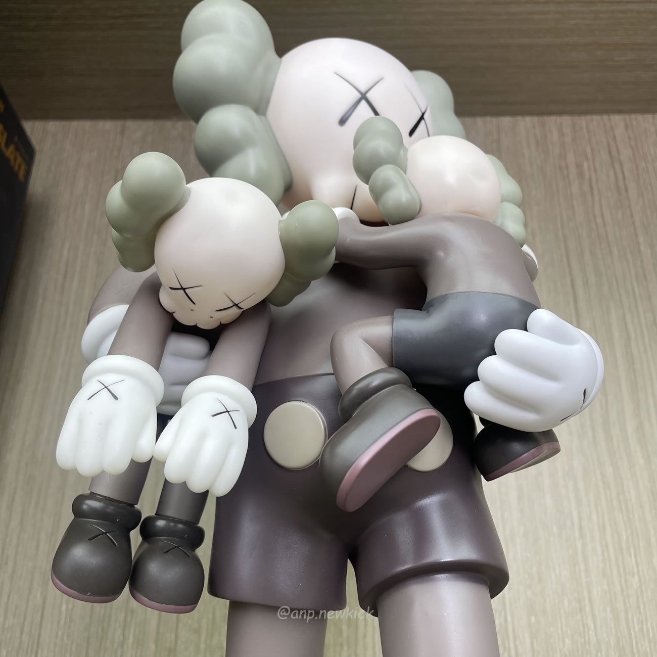 Kaws Clean Slate Figure (2) - www.newkick.org