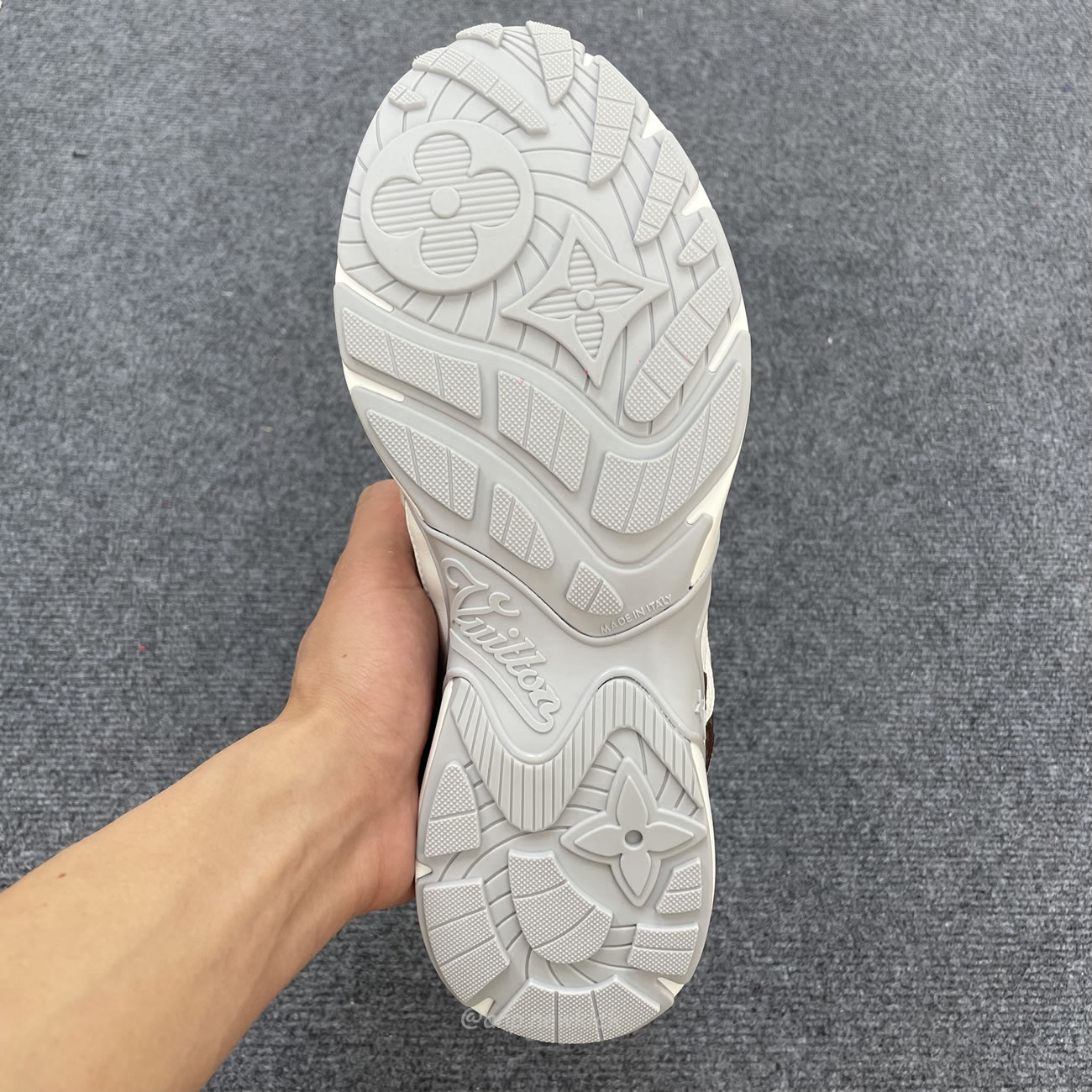 Louis Vuitton Lv Olympia Sneaker Blanc Black Silvery 1ahoht (2) - www.newkick.org