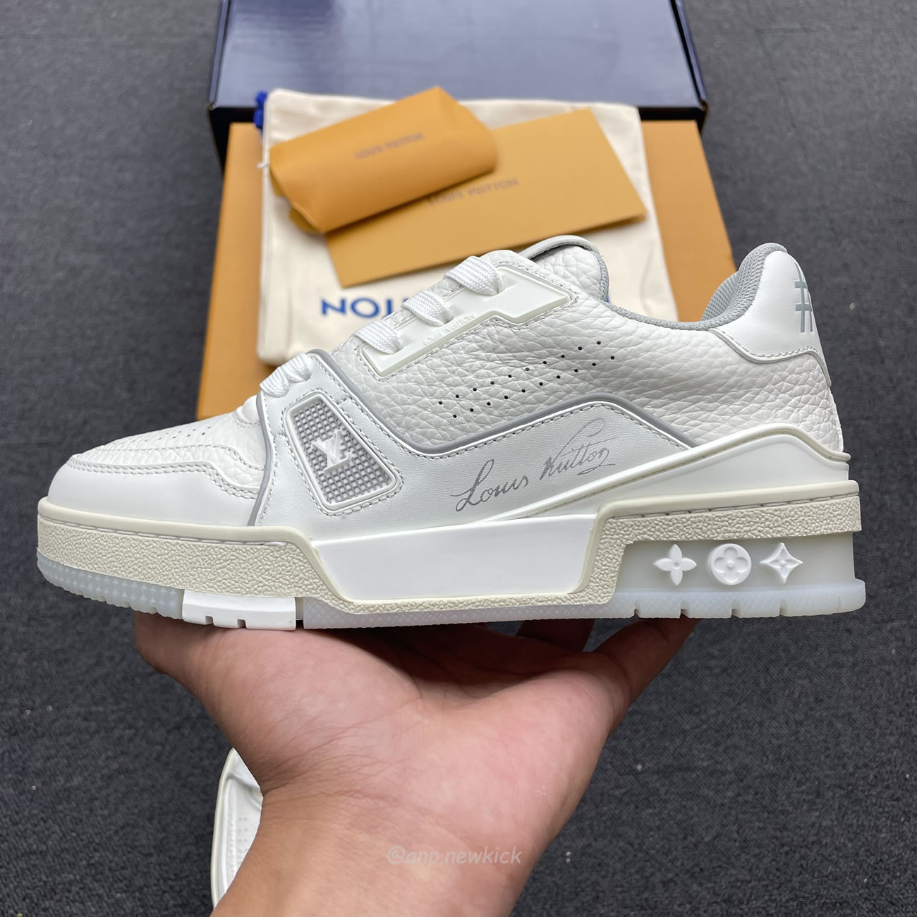 Louis Vuitton Trainer White Signature 51bcolre (8) - www.newkick.org
