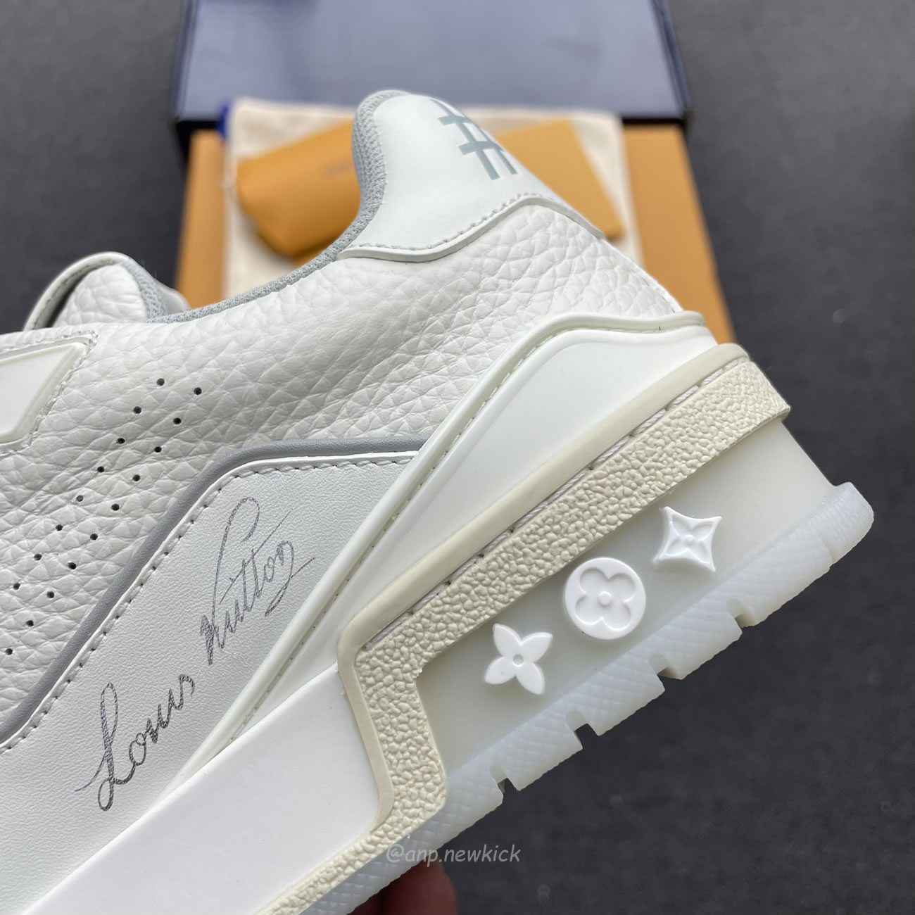 Louis Vuitton Trainer White Signature 51bcolre (9) - www.newkick.org