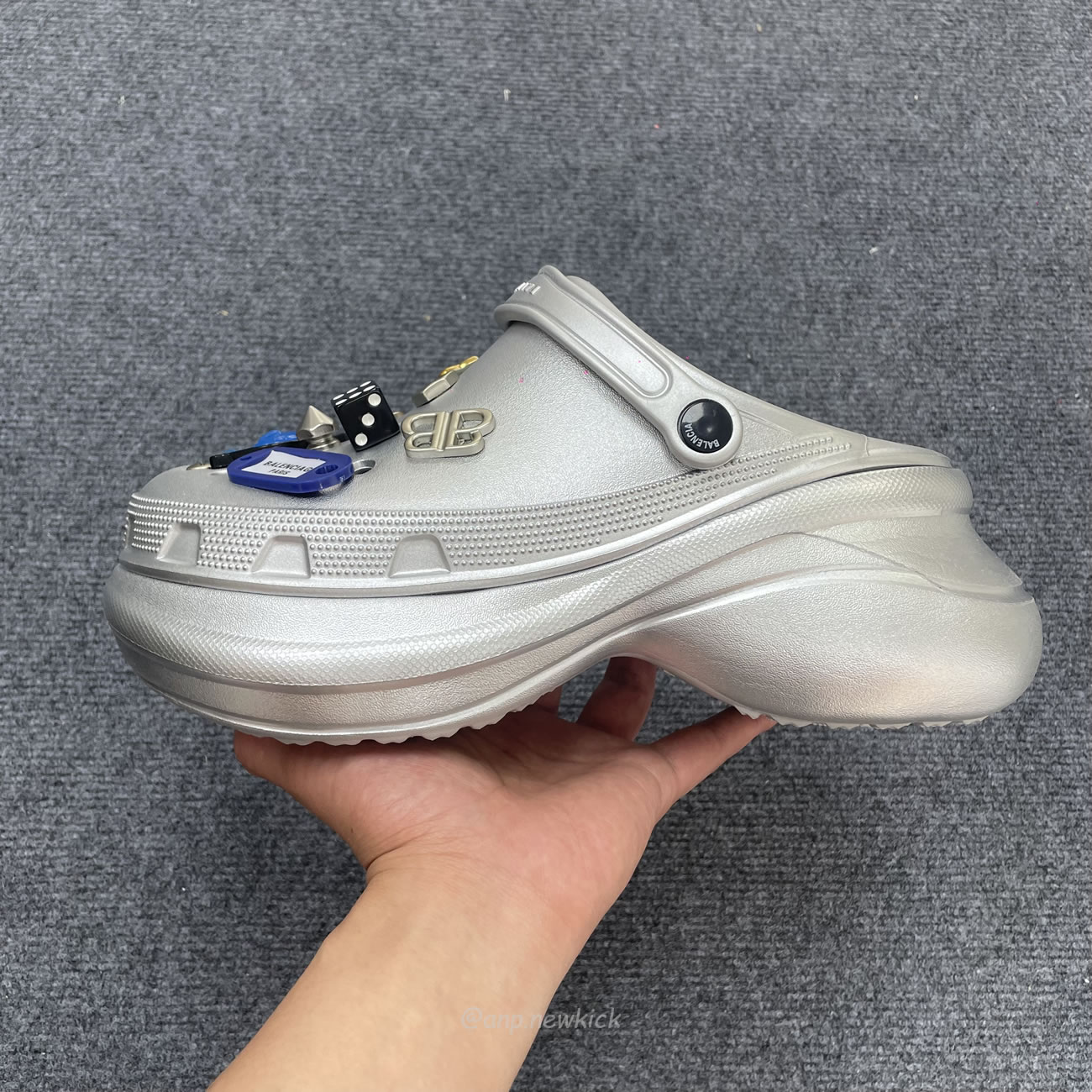 Balenciaga X Crocs Mule Black Silvery Multicolor Jibbitz Womens 720762 W0fow 1000 (8) - www.newkick.org Balenciaga X Crocs Mule Black Silvery Multicolor Jibbitz Womens 720762 W0fow 1000 (8) - www.newkick.org