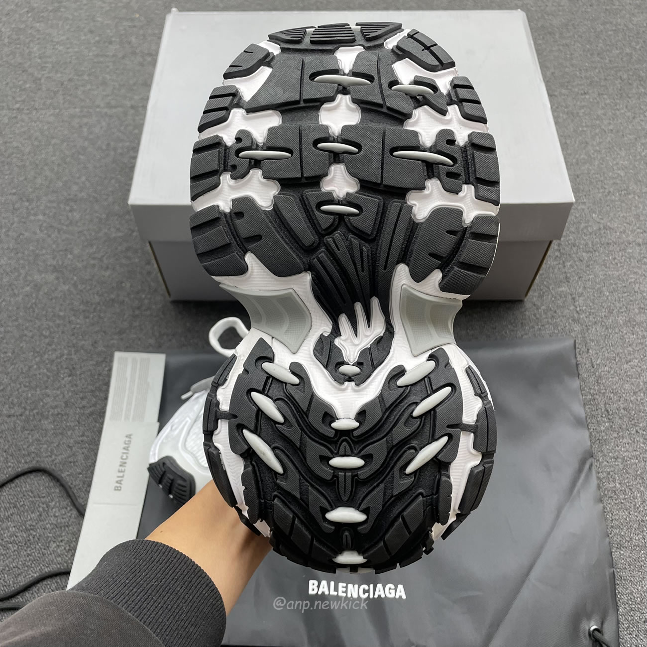 Balenciaga Fall 2024 10xl White 784344 W2mv2 9110 (11) - www.newkick.org