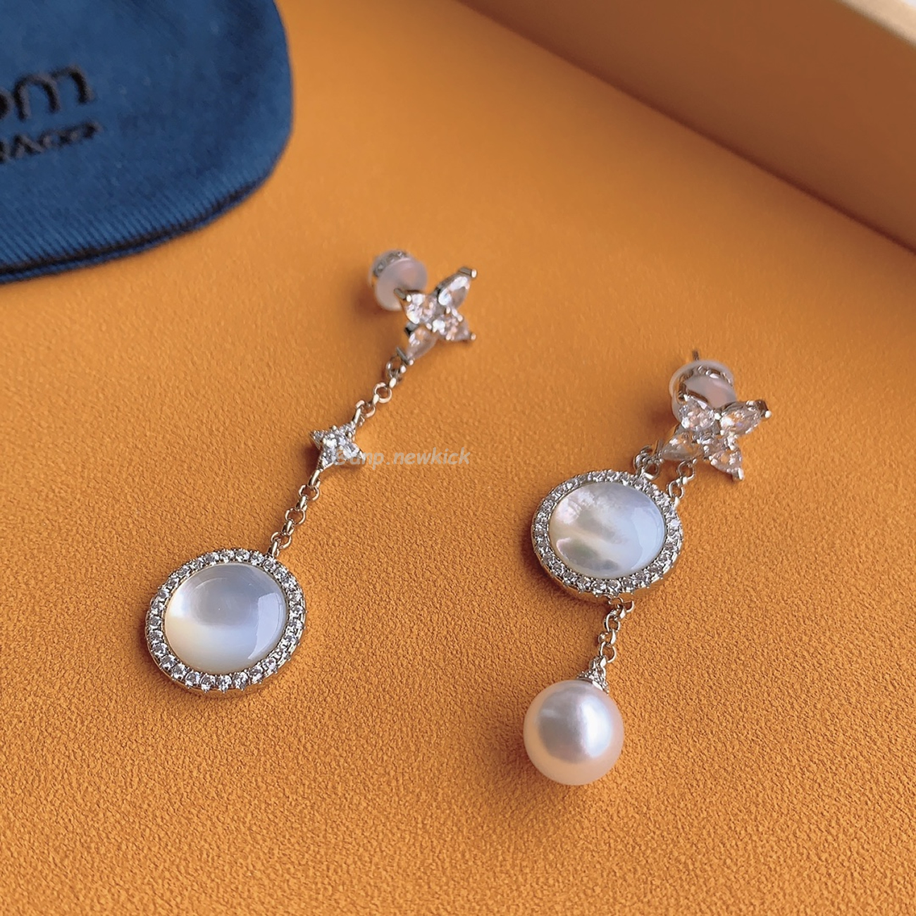 Apm Monaco Star Mother Of Pearl Earrings (5) - www.newkick.org