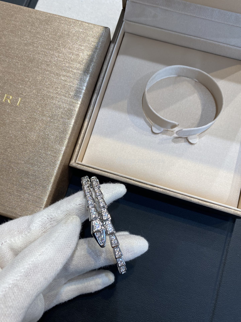 Bulgari Serpentine Full Diamond Bracelet (3) - www.newkick.org Bulgari Serpentine Full Diamond Bracelet (3) - www.newkick.org