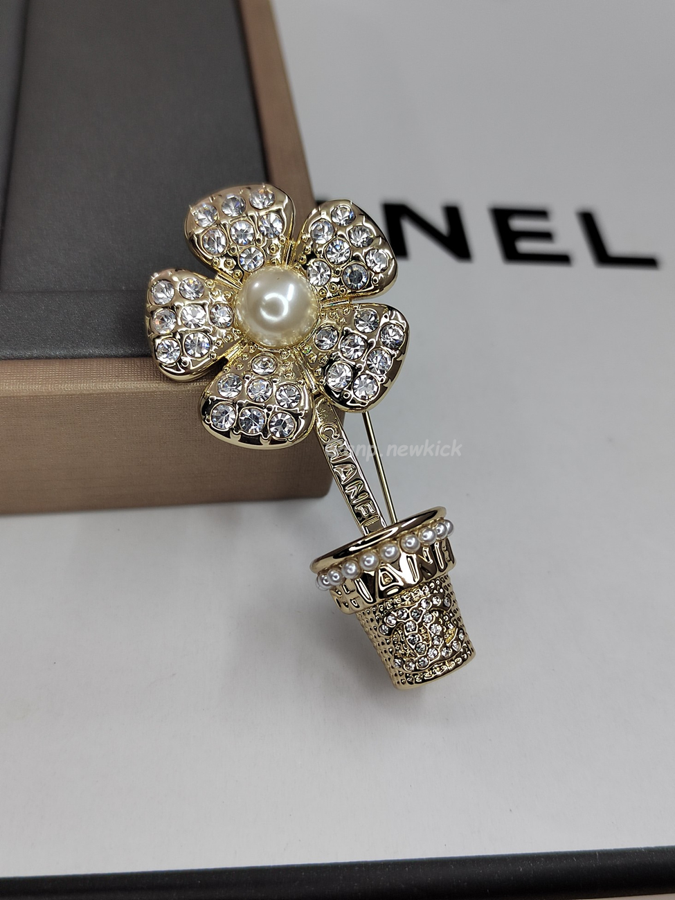 Chanel Diamond Inlaid Flower Pot Brooch (1) - www.newkick.org Chanel Diamond Inlaid Flower Pot Brooch (1) - www.newkick.org