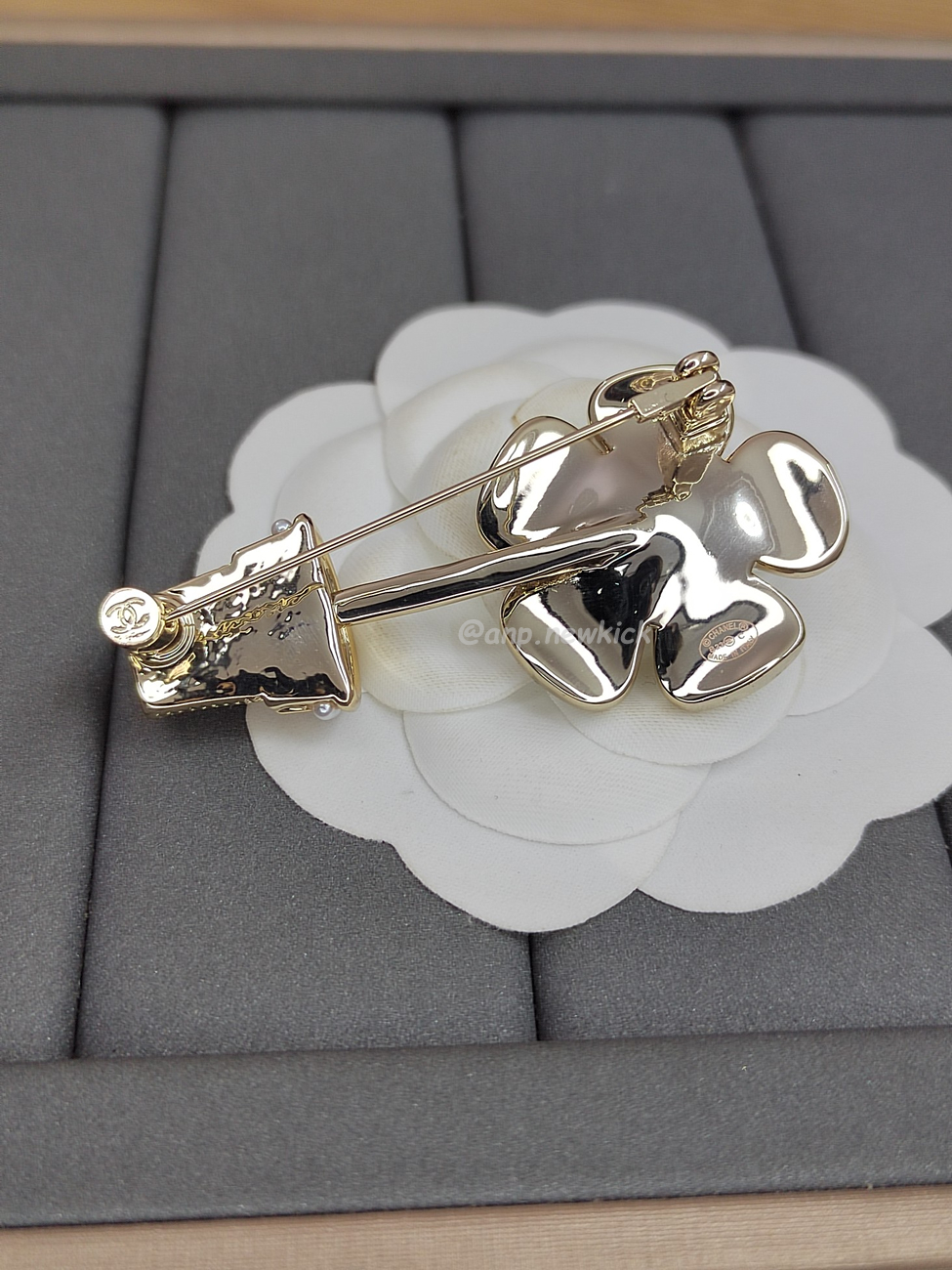 Chanel Diamond Inlaid Flower Pot Brooch (2) - www.newkick.org Chanel Diamond Inlaid Flower Pot Brooch (2) - www.newkick.org