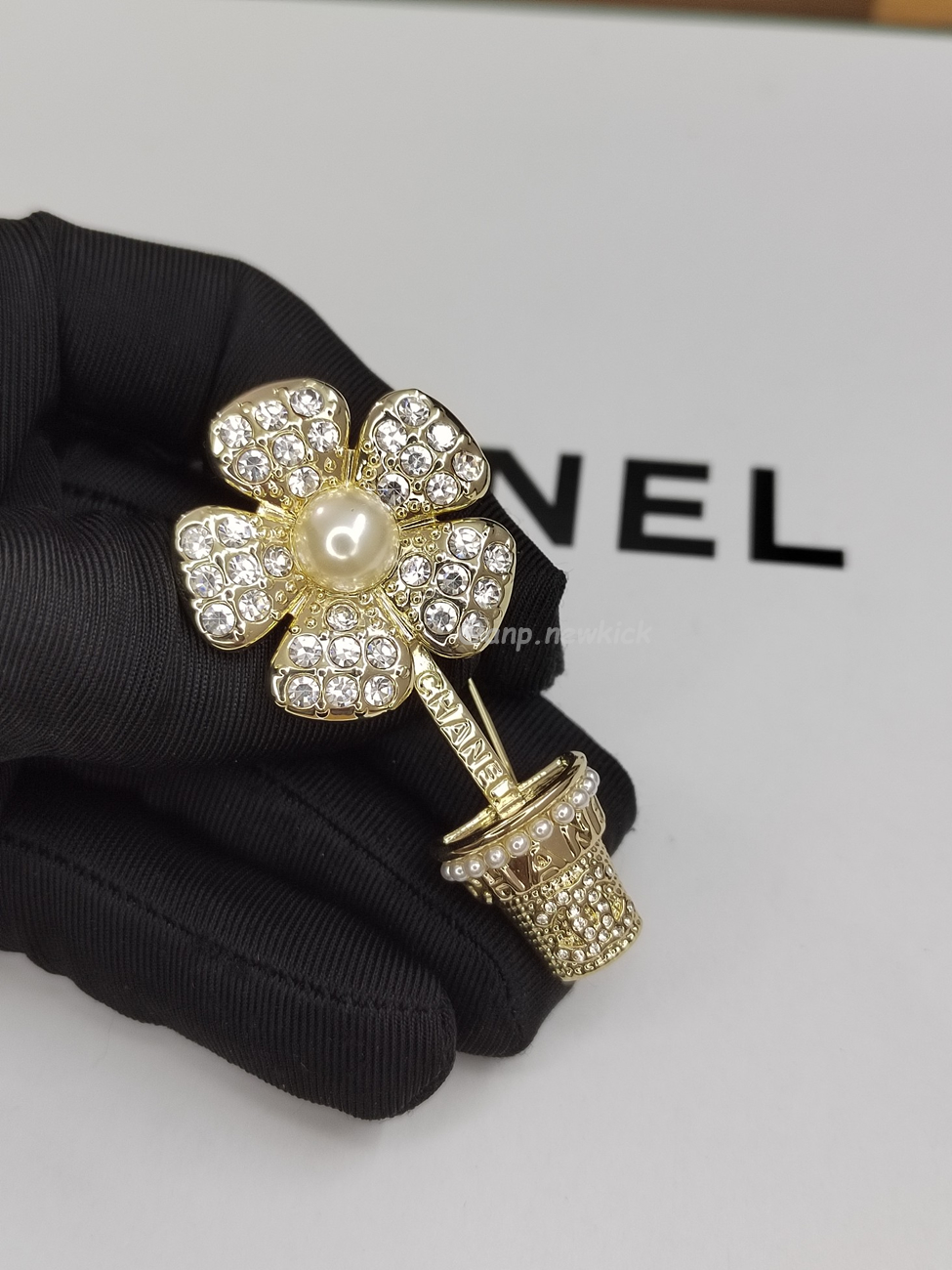 Chanel Diamond Inlaid Flower Pot Brooch (4) - www.newkick.org Chanel Diamond Inlaid Flower Pot Brooch (4) - www.newkick.org