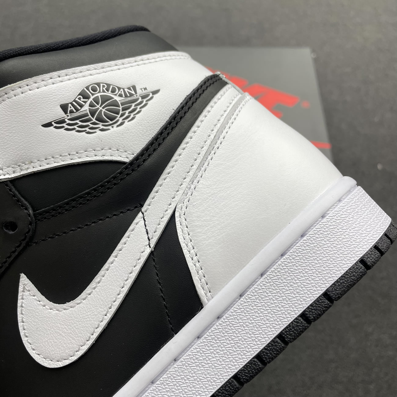 Air Jordan 1 Retro High Og Black White Dz5485 010 (3) - www.newkick.org Air Jordan 1 Retro High Og Black White Dz5485 010 (3) - www.newkick.org