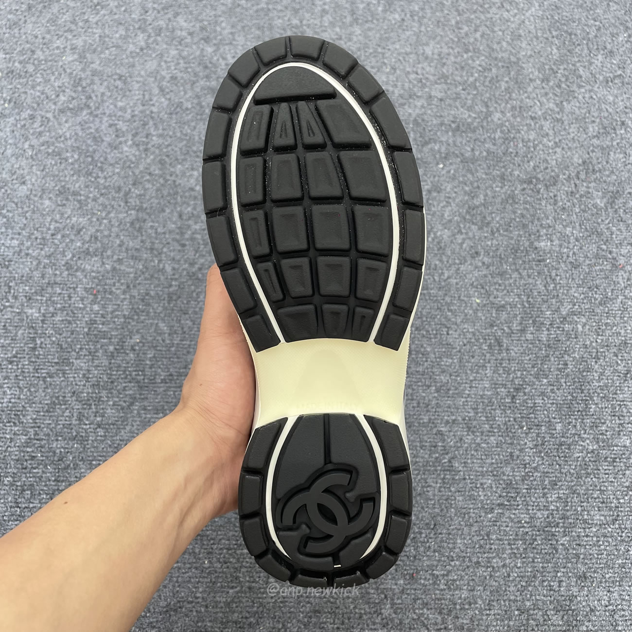 Chanel Cc Runner Silver Laminate G39792 Y56368 K5451 (2) - www.newkick.org
