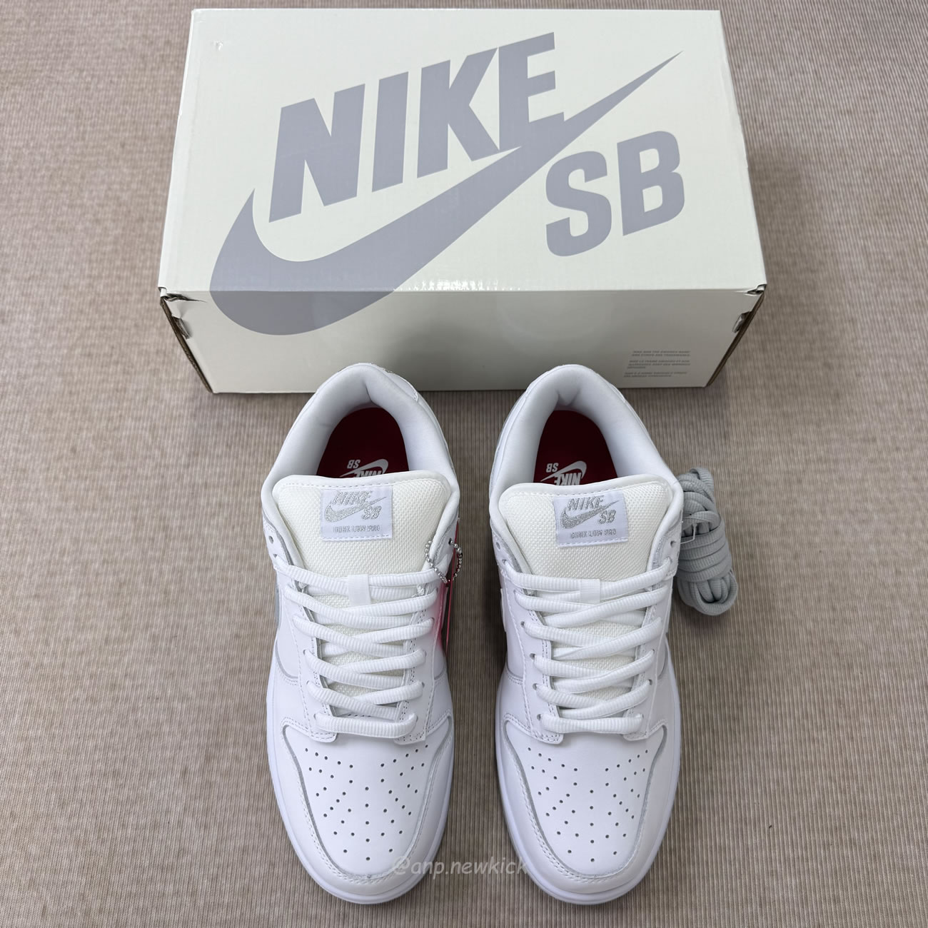 Nike Sb Dunk Low Supreme 94 White Metallic Silver Hq8487 100 (2) - www.newkick.org