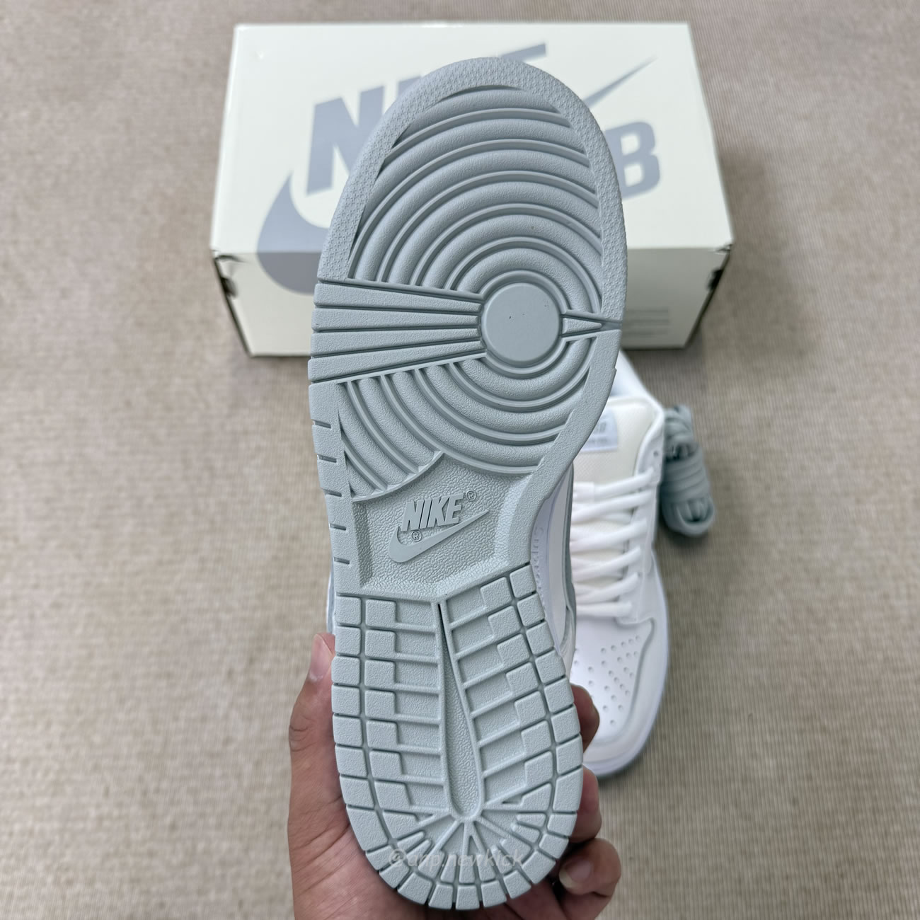 Nike Sb Dunk Low Supreme 94 White Metallic Silver Hq8487 100 (5) - www.newkick.org