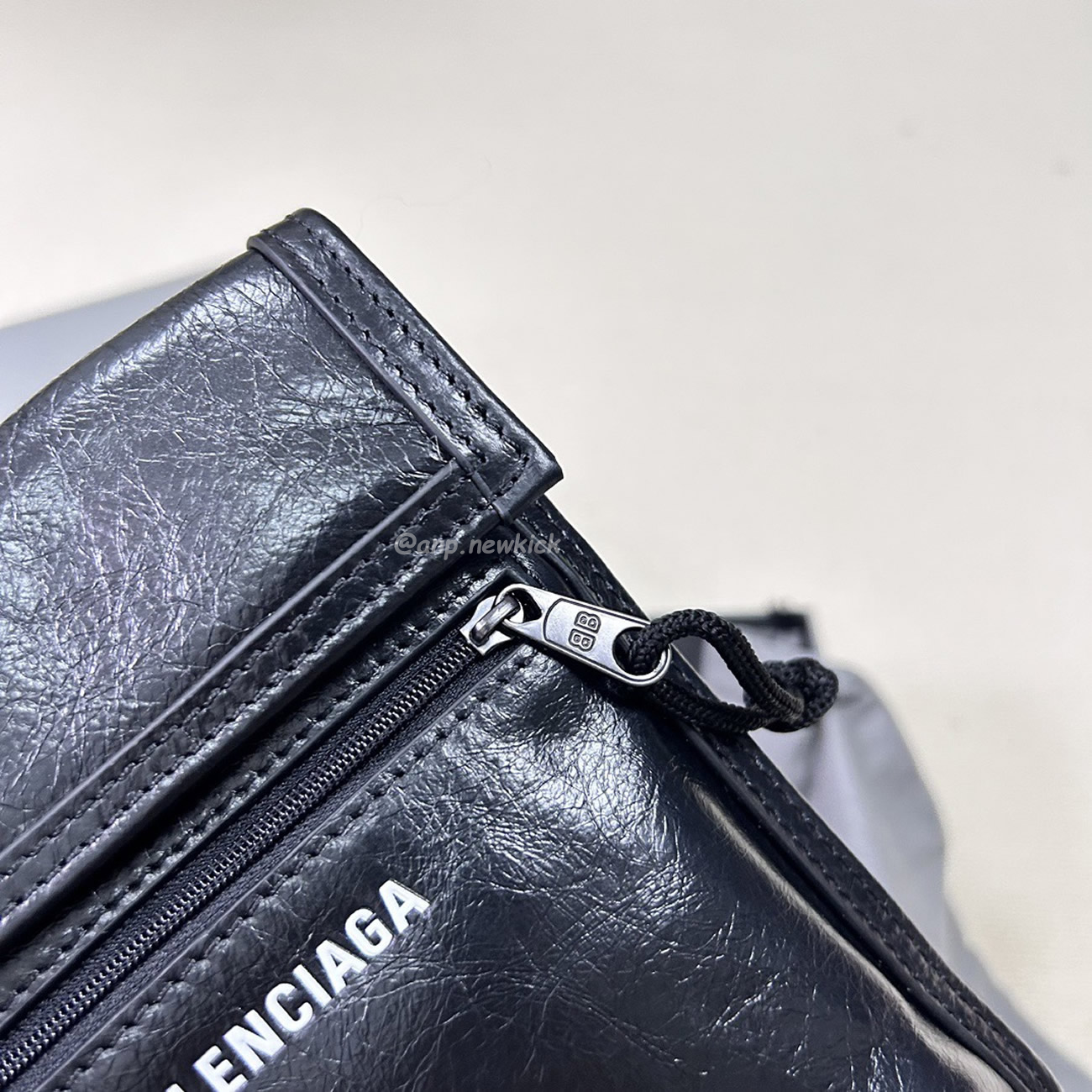 Balenciaga Explorer Arena Cracked Leather Messenger Bag Black (16) - www.newkick.org