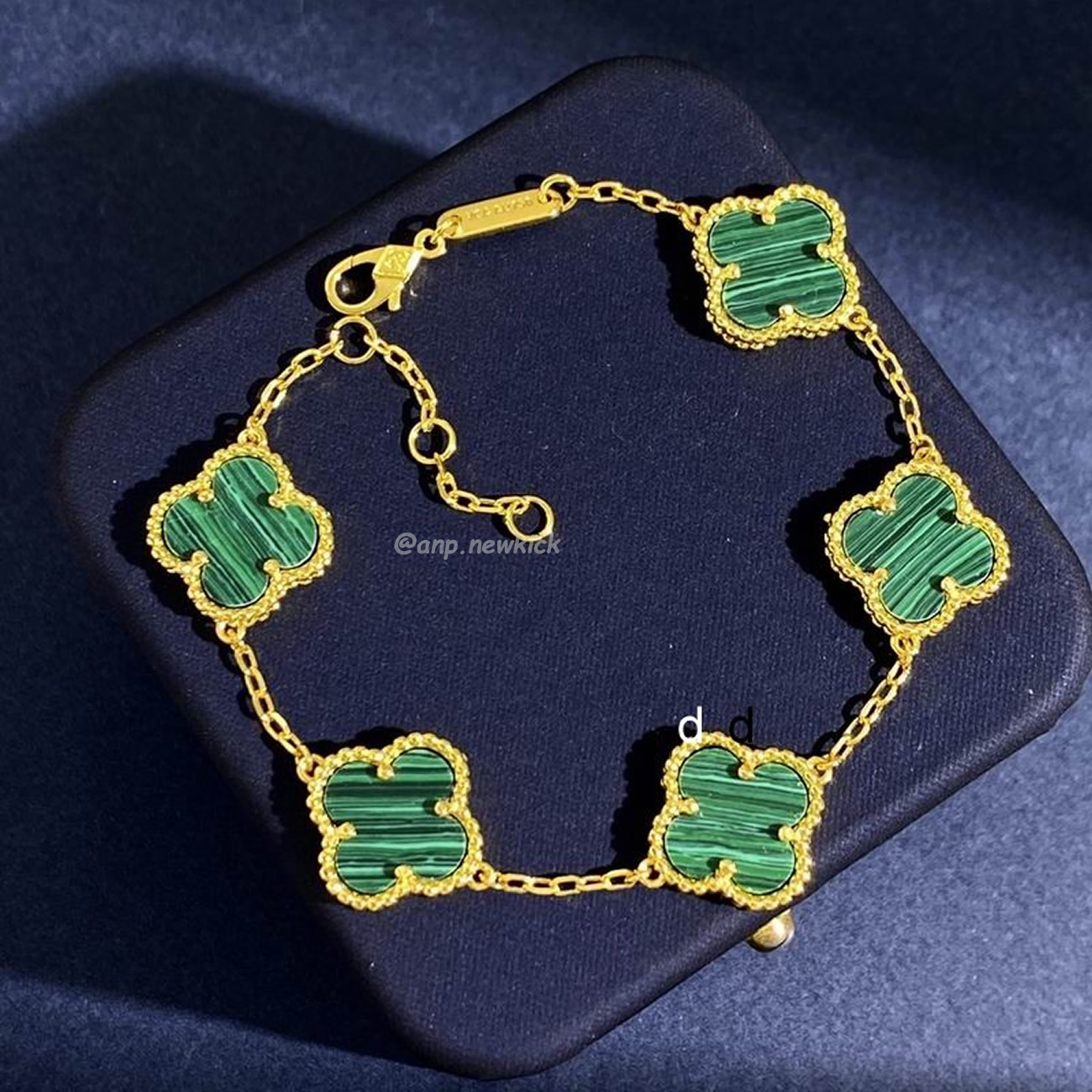 Van Cleef 18k Golden Bracelet (2) - www.newkick.org Van Cleef 18k Golden Bracelet (2) - www.newkick.org