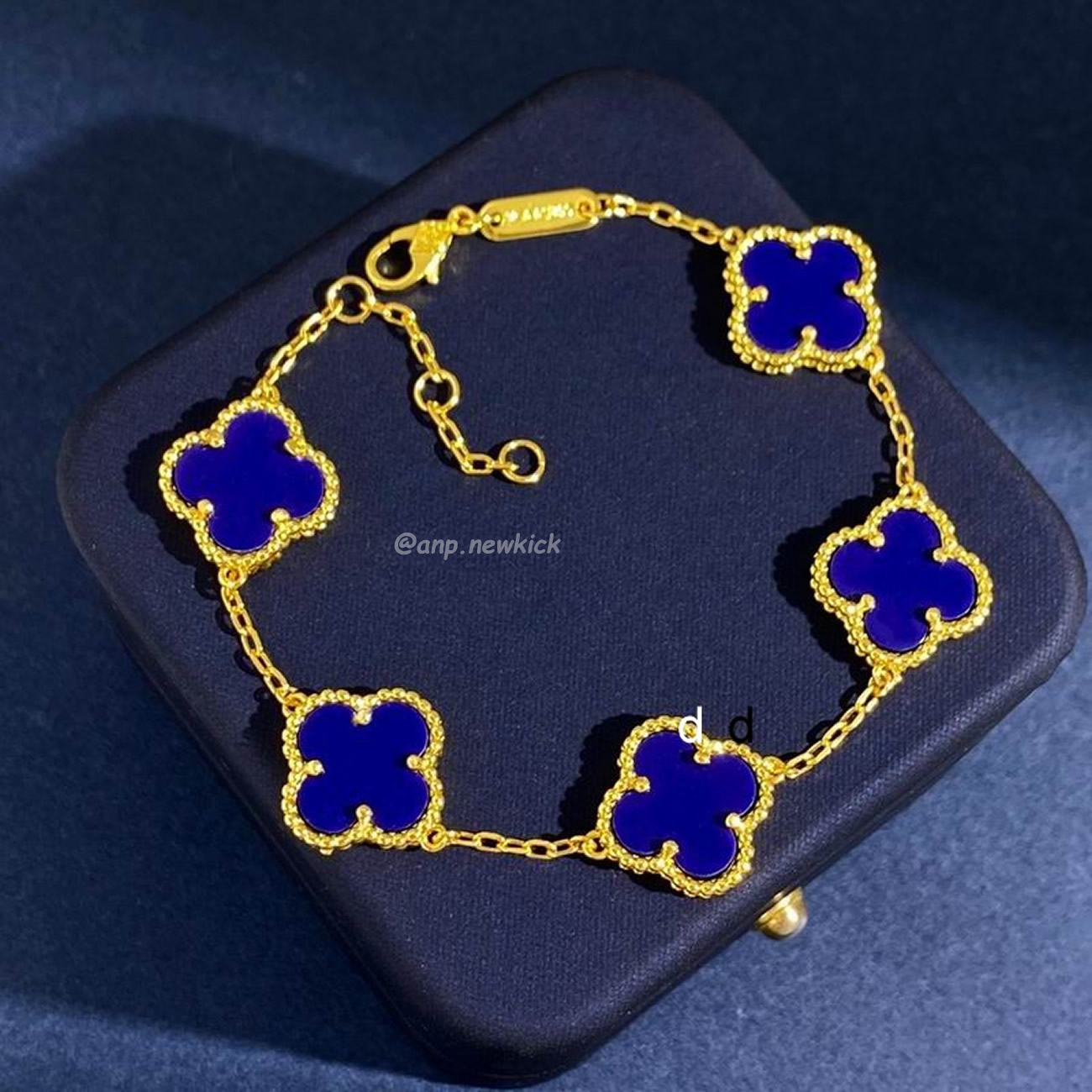 Van Cleef 18k Golden Bracelet (3) - www.newkick.org Van Cleef 18k Golden Bracelet (3) - www.newkick.org