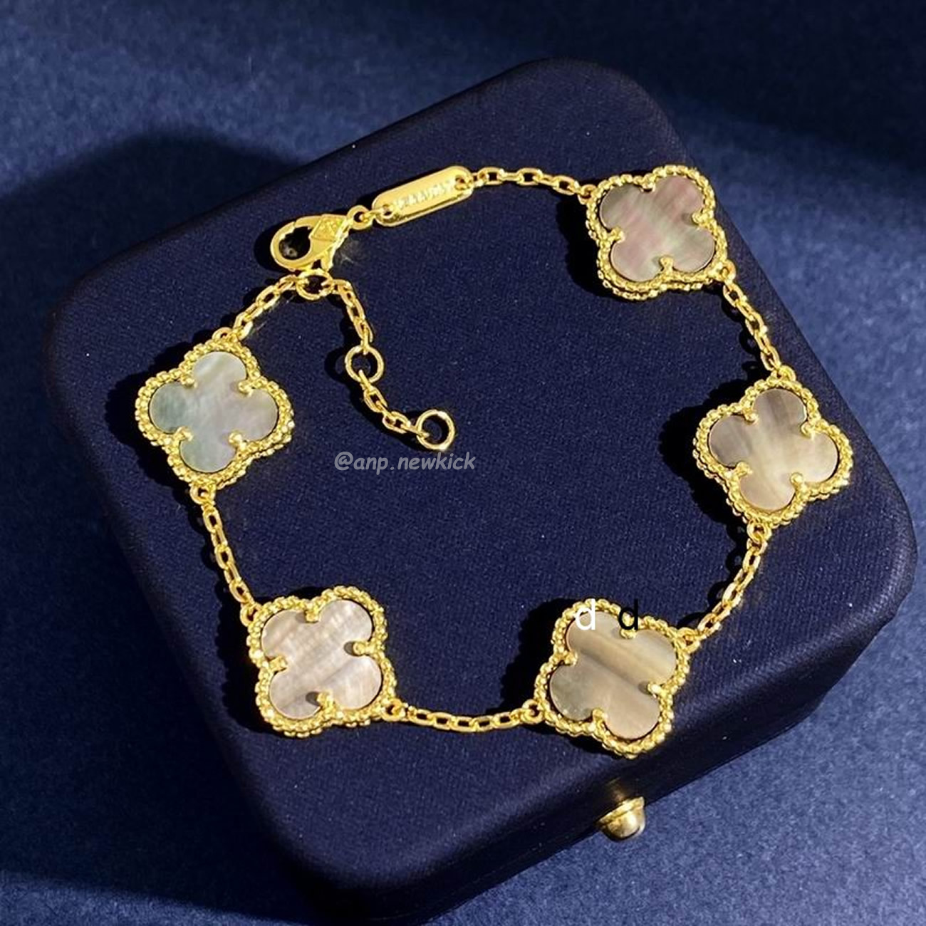 Van Cleef 18k Golden Bracelet (4) - www.newkick.org Van Cleef 18k Golden Bracelet (4) - www.newkick.org