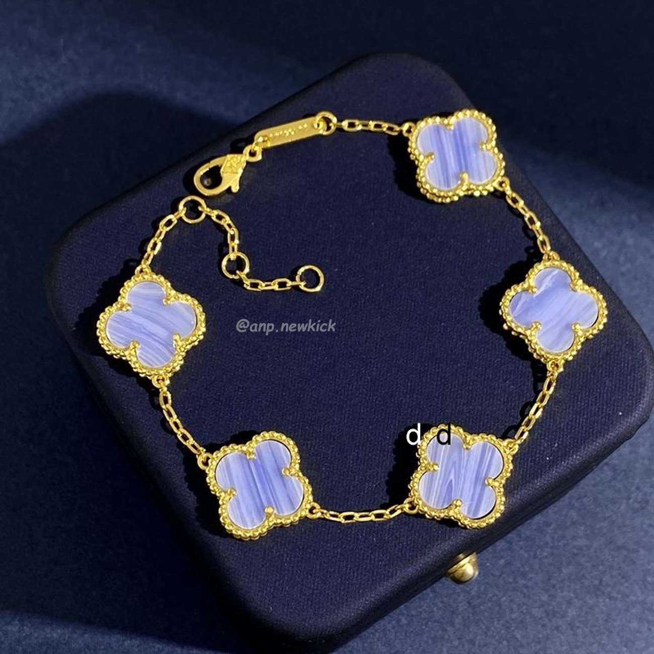 Van Cleef 18k Golden Bracelet (6) - www.newkick.org Van Cleef 18k Golden Bracelet (6) - www.newkick.org